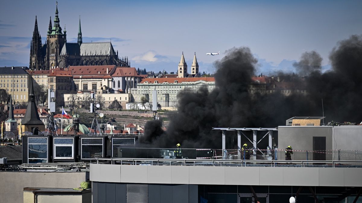 Hoří u Václavského náměstí. Kouř je vidět zdaleka